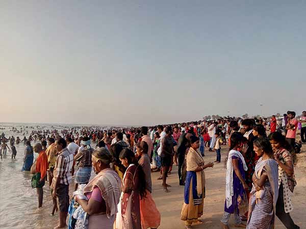 Thousands of devotees gathered in thiruchendur temple for new year Thousands of devotees gathered in thiruchendur temple for new year