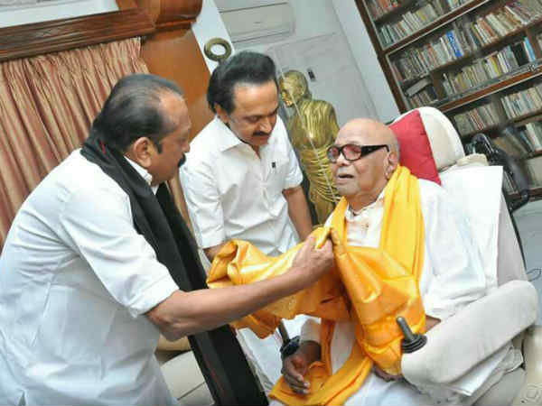 Vaiko meets Karunanidhi in his Gopalapuram house Vaiko meets Karunanidhi in his Gopalapuram house