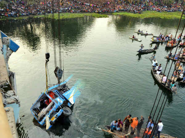32 பேர் பரிதாப பலி