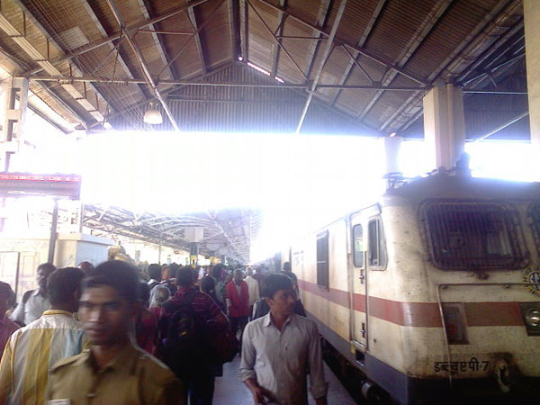 அதிகாரிகளுக்கு லஞ்சம்