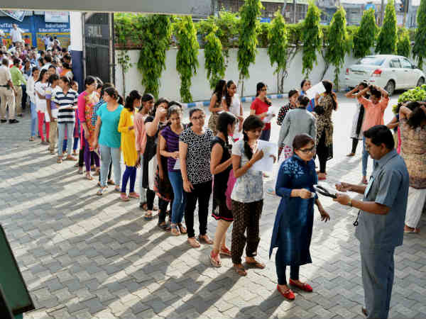 தேர்வு மையத்தை அதிகரிக்க வேண்டும்