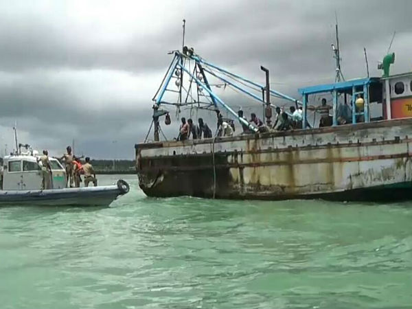 Srilankan Navy attacked Tamil fishermen Srilankan Navy attacked Tamil fishermen