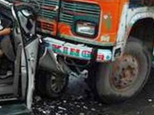 A Car and Lorry hits: NLC chief engineer and wife dead A Car and Lorry hits: NLC chief engineer and wife dead