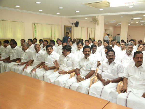 எம்.பி, எம்எல்ஏ என்றால் லட்சாதிபதி