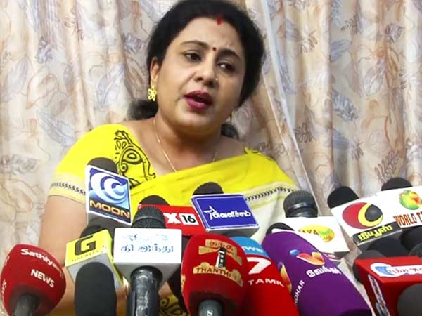 2013ல் அதிமுகவில் சேர்ந்தார்