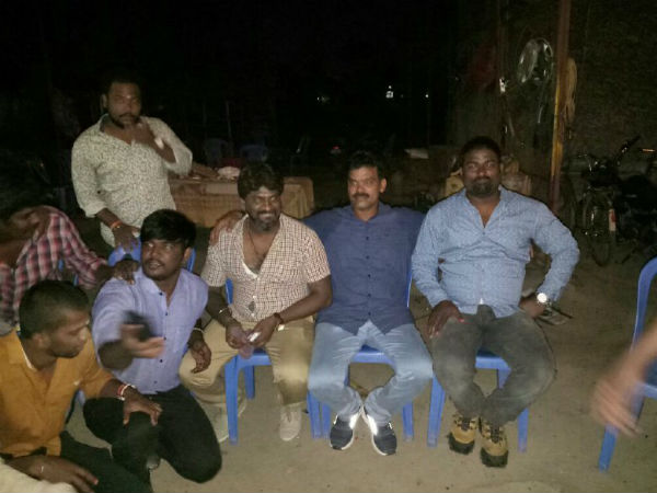 போலீஸ் அதிகாரிகளுடன் கூட்டு