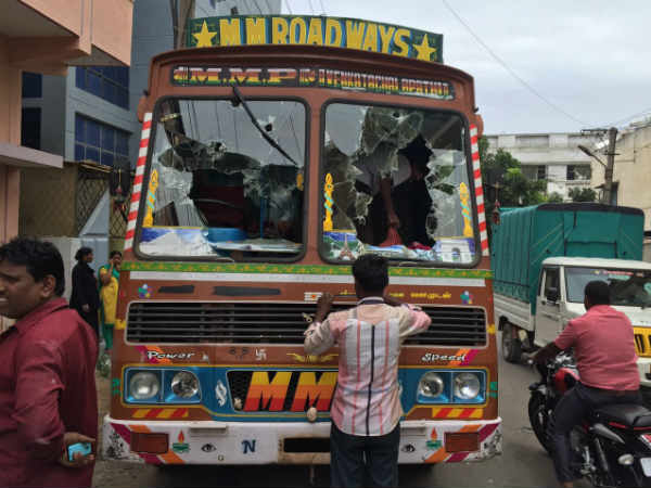 Stone pelting on Tamil Nadu lorries in Kerala Stone pelting on Tamil Nadu lorries in Kerala