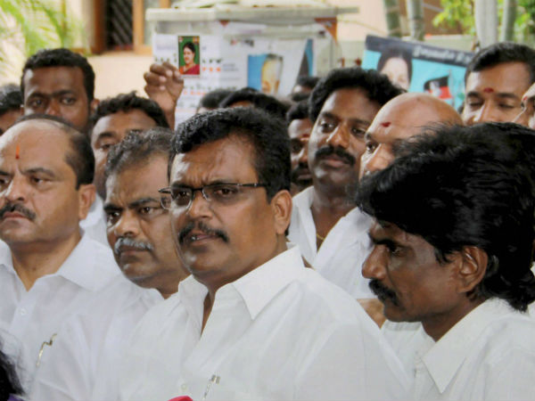 போட்டி போடும் விசுவாசிகள்