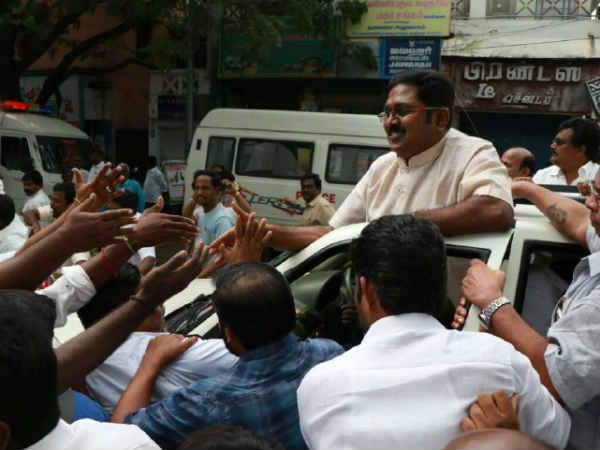 புதிய சின்னத்தில் நிற்பதா?