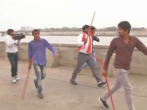 சபர்மதி நதி கரையில் தாக்குதல்