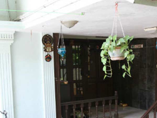 தனது மற்றொரு வீட்டில்