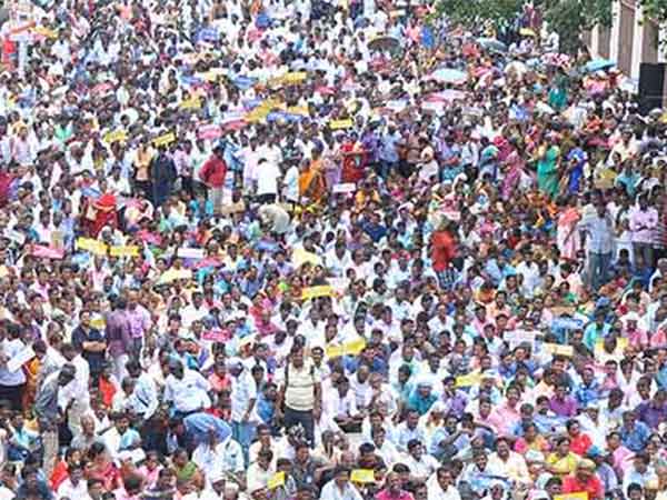 Government staffs who involved in protest arrested at Chennai Government staffs who involved in protest arrested at Chennai