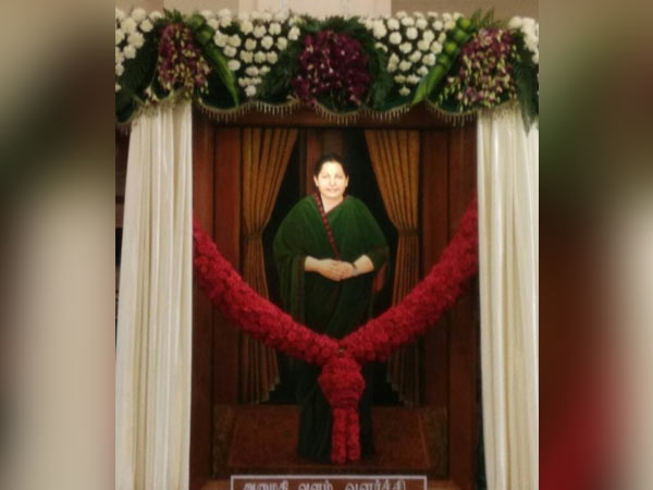 சட்டசபையில் ஜெயலலிதா படம்