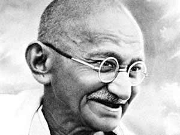 அரையாடை அணிந்த காந்தி