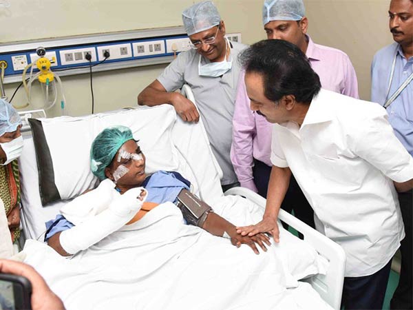 MK Stalin meets IT worker Lavanya who was attacked by robbers MK Stalin meets IT worker Lavanya who was attacked by robbers
