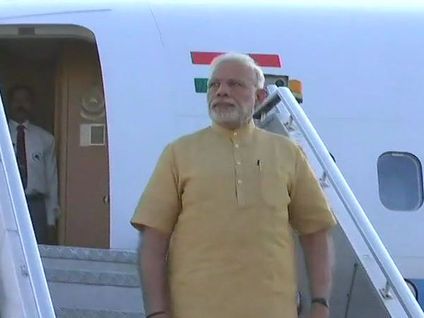 காரில் கலைவாணர் அரங்கம்