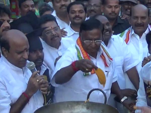 காந்தி, நேரு வீதி சந்திப்பில்