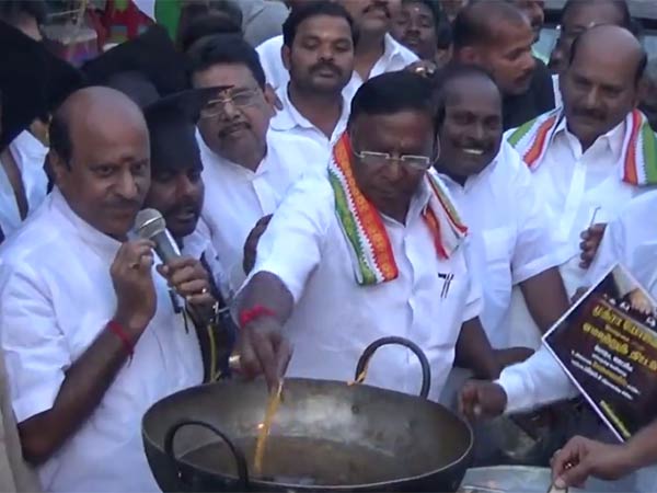 அல்வா கொடுத்த முதல்வர்