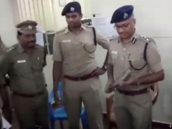 துப்பாக்கி முனையில் பிடித்தோம்