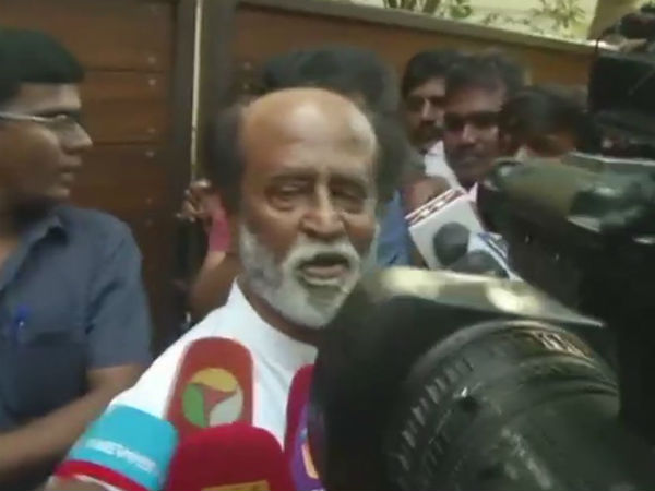 கார் கதவை மூடினார் ரஜினி
