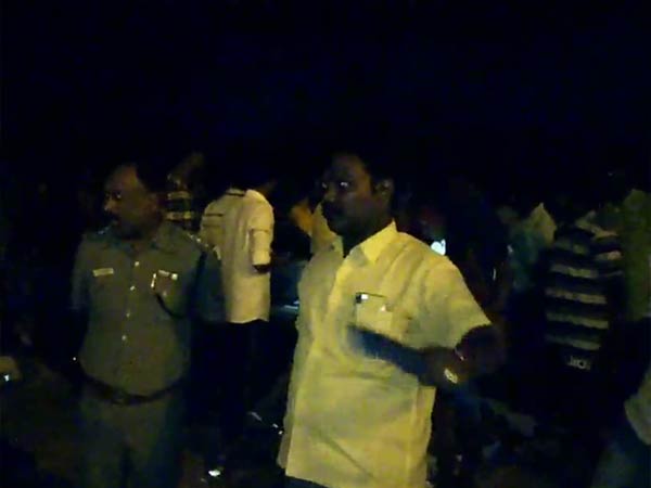 போலீசாருக்கு உதவி இளைஞர்கள்