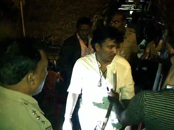 மாறுவேடத்தில் காக்கிகள்