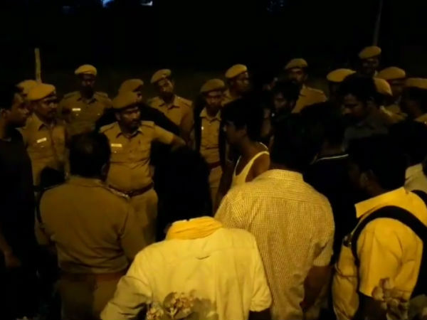 ரவுடிகளை ரவுண்டு கட்டிய போலீஸ்