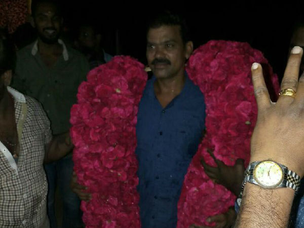 வீச்சரிவாளால் கேக் வெட்டி..