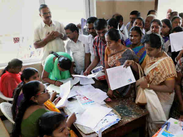 Women rush in RTO offices of Tamilnadu Women rush in RTO offices of Tamilnadu