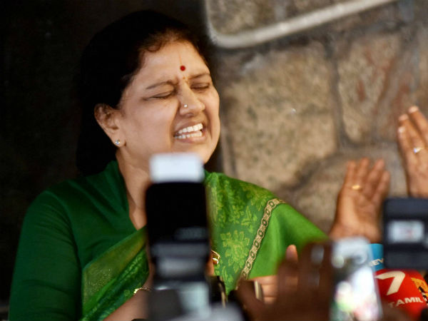 சசிக்கு விழுந்த முதல் அடி