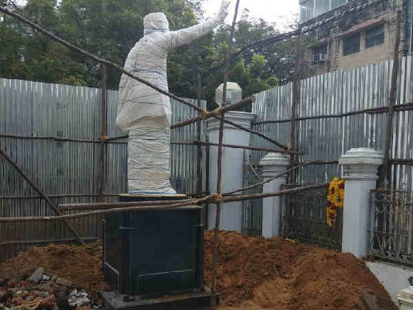 Jayalalithaa statue on ADMK Headquarters at Chennai Jayalalithaa statue on ADMK Headquarters at Chennai