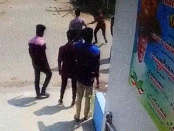 Student stabbed by gangsters in Thiruninravur Student stabbed by gangsters in Thiruninravur