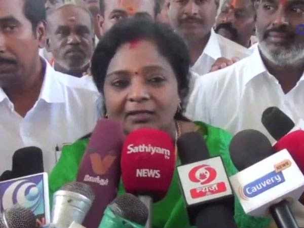 தொண்டர்களிடம் இருந்து விலகியே...