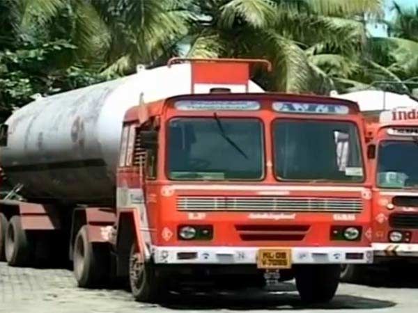 Negotiation on lpg tanker lorries strike starts in Mumbai Negotiation on lpg tanker lorries strike starts in Mumbai
