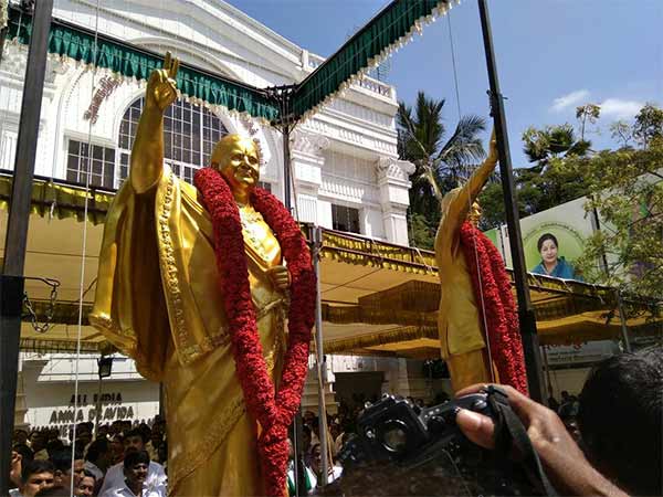 கடமைக்கு சிலை