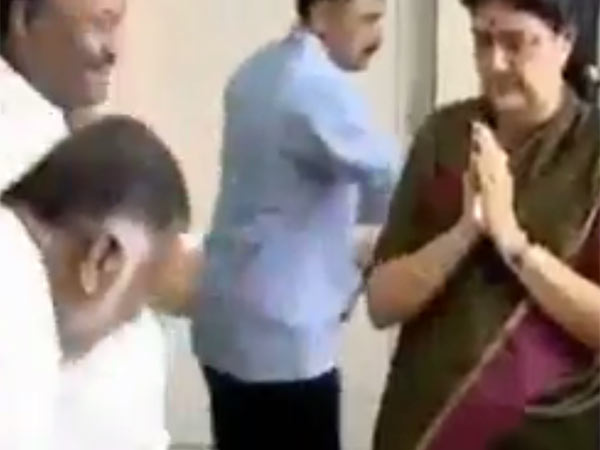 சசிகலா காலில் விழுந்தவர்