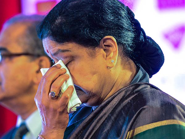 சசிகலாவின் வேடம்