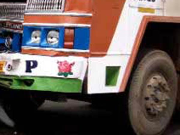 Truck accident in Karnataka kills 9 farmers Truck accident in Karnataka kills 9 farmers