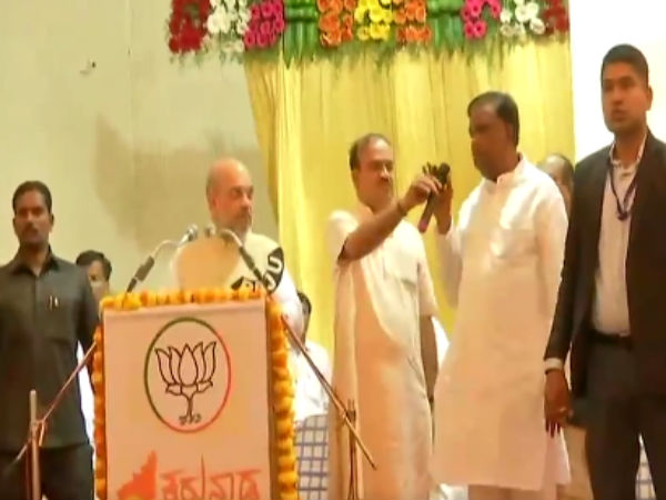 Protesters Corner Amit Shah in Mysuru Protesters Corner Amit Shah in Mysuru