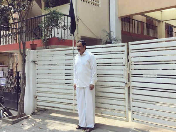 எதிர்ப்பு தெரிவித்து