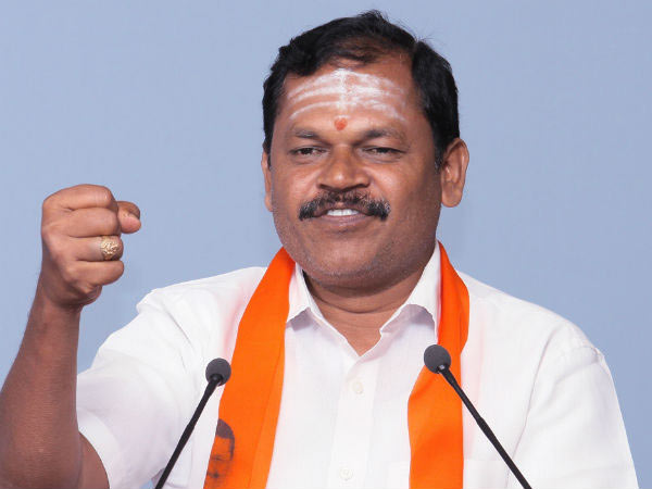 கோவில்கள் முன்பாக