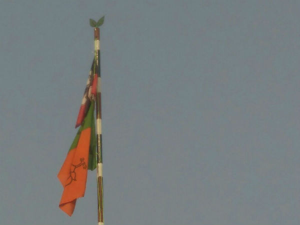 BJPs flag hoisted in ADMKs flag in Palani BJPs flag hoisted in ADMKs flag in Palani