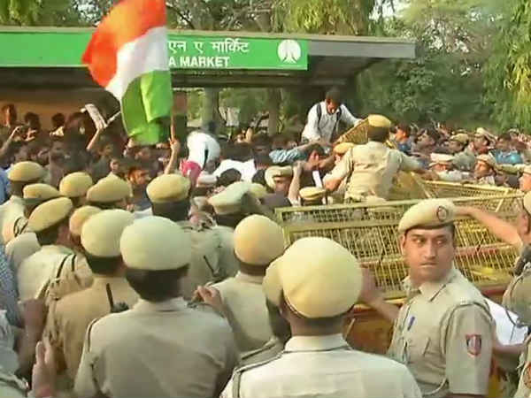 Delhi JNU students and teachers protesting Delhi JNU students and teachers protesting