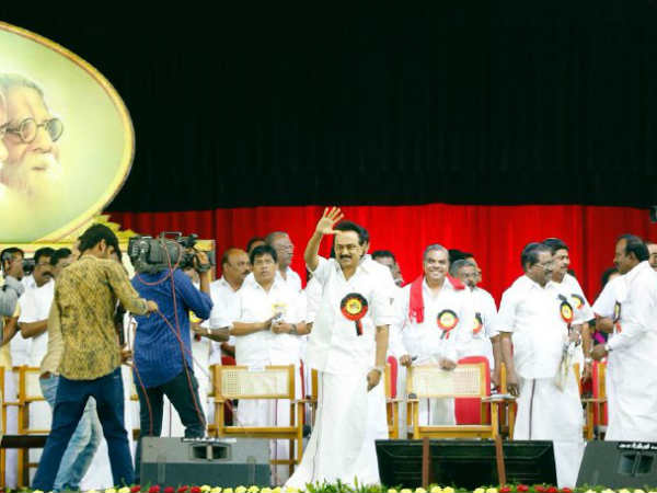 மீட்டிங்கா என்கிறார்