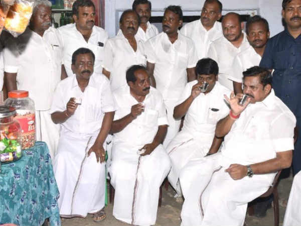 டீ குடித்த முதல்வர்