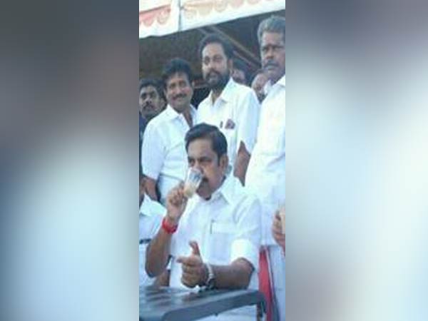 காசுகொடுத்த முதல்வர்