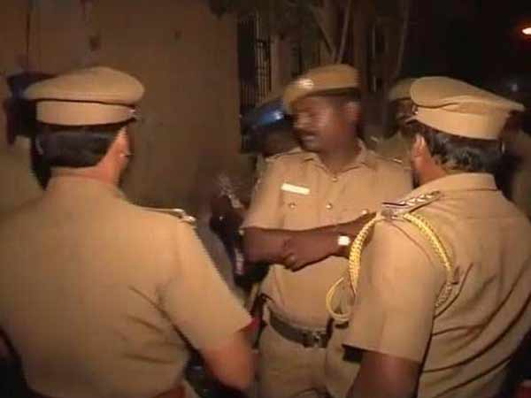 சுட்டுப்பிடிக்கும் போலீஸ்
