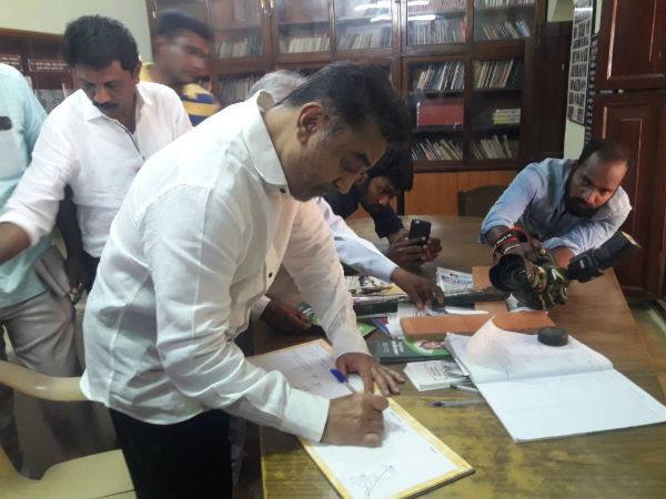 Kamal Haasan goes to Periyar memorial in Erode Kamal Haasan goes to Periyar memorial in Erode