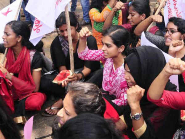 கல்லூரி முன்பு போராட்டம்