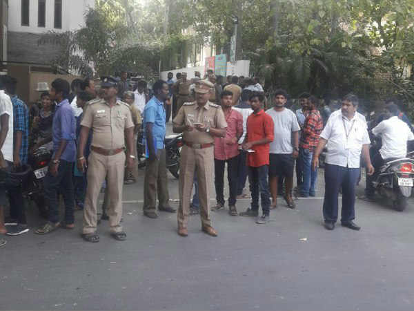 மாணவியை குத்திய மர்மநபர்